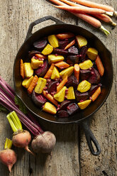 Still life of roasted golden and red beets with carrots in pan - ISF12000