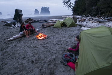 Campers on Second Beach, Olympic National Park, Washington, USA - ISF12006