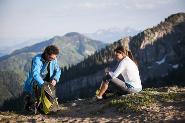 Hikers taking break, Sunset Peak trail, Catherine's Pass, Wasatch Mountains, Utah, USA - ISF12010