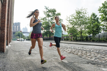 Junge Frauen beim Laufen in Dumbo, Brooklyn, New York, USA - ISF12079