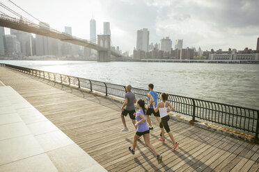 Hohe Winkelaufnahme von Menschen, die vor der Brooklyn-Brücke laufen, New York, USA - ISF12080