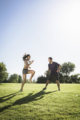 Junge Frau, die im Park mit einer Agility-Leiter trainiert - ISF12101