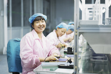 Arbeiterinnen in der Fabrik für die Montage von Solarmodulen, Solar Valley, Dezhou, China - ISF12117