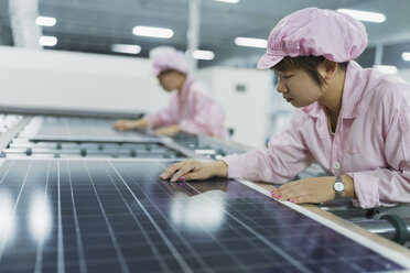 Arbeiterinnen in der Fabrik für die Montage von Solarmodulen, Solar Valley, Dezhou, China - ISF12118