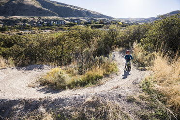 Junge fährt Balance-Bike auf unbefestigter Strecke, Draper Cycle Park, Missoula, Montana, USA - ISF12123