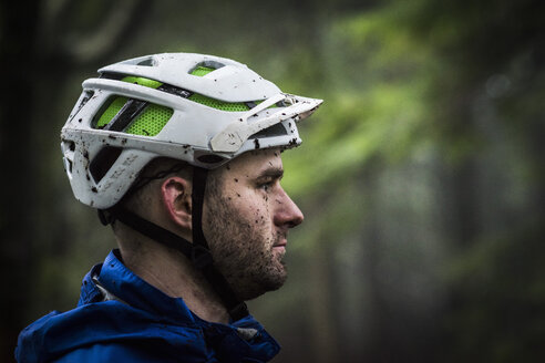 Profile portrait of male mountain biker splashed with mud - ISF12125