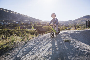 Junge fährt auf einem Balance-Bike den Berg hinunter, Draper Cycle Park, Missoula, Montana, USA - ISF12134