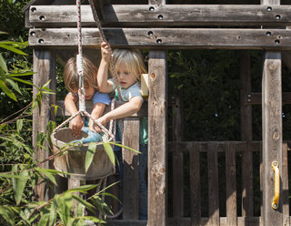 Zwei kleine Jungen spielen im Baumhaus - ISF12159
