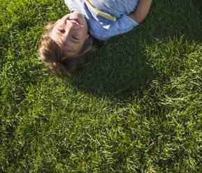 Junger Junge im Gras liegend, Draufsicht - ISF12164