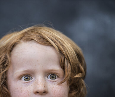Porträt eines kleinen Jungen, rotes Haar, Nahaufnahme - ISF12188