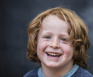 Porträt eines kleinen Jungen, rotes Haar, Nahaufnahme - ISF12189