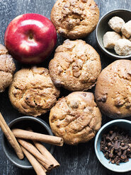 Muffins mit Apfel, Zimt und Nelken, Draufsicht - ISF12209