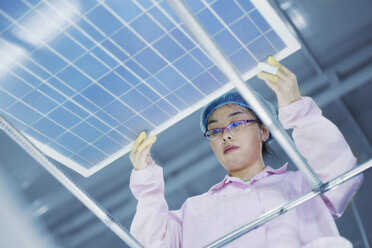 Arbeiterin in der Fabrik zur Montage von Solarmodulen, Solar Valley, Dezhou, China - ISF12215