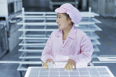 Arbeiterin in der Fabrik zur Montage von Solarmodulen, Solar Valley, Dezhou, China - ISF12217