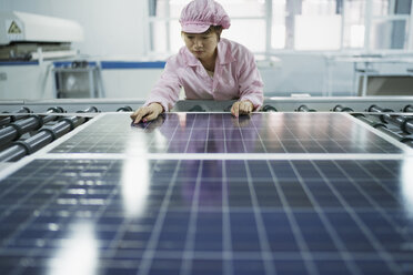 Arbeiterin in der Fabrik zur Montage von Solarmodulen, Solar Valley, Dezhou, China - ISF12221