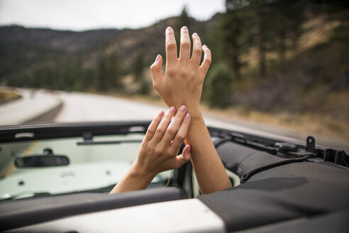Auf der Straße Blick auf junge Frauen Hände durch Jeep Schiebedach angehoben - ISF12228
