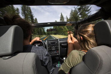 Rückansicht eines jungen Paares auf der Straße im Jeep - ISF12233