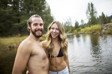 Porträt eines jungen Paares im Fluss, Lake Tahoe, Nevada, USA - ISF12244