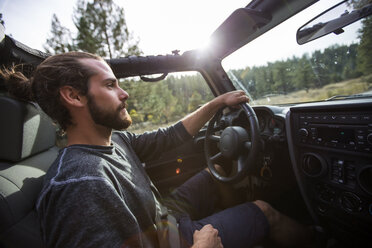 Junger Mann fährt Jeep auf einem Ausflug, Lake Tahoe, Nevada, USA - ISF12258