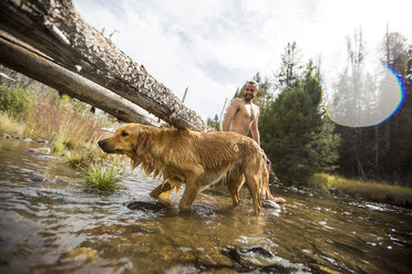 Junger Mann und Hund paddeln auf einem Fluss, Lake Tahoe, Nevada, USA - ISF12264