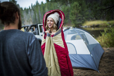 Junge Frau mit Strickmütze in Schlafsack eingewickelt, Lake Tahoe, Nevada, USA - ISF12271