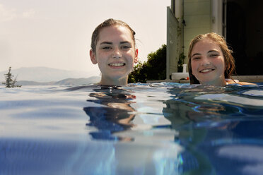 Oberflächennahes Porträt von Teenagermädchen im Freibad - ISF12342