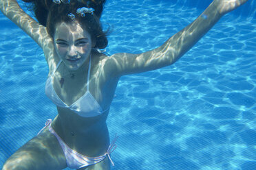 Unterwasserporträt eines Mädchens im Schwimmbad - ISF12343