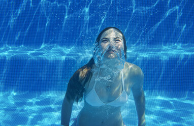 Unterwasseransicht eines Mädchens, das im Schwimmbad unter Wasser schwimmt - ISF12345