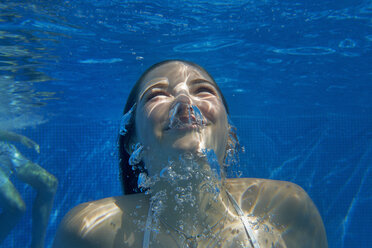 Underwater head and shoulder view of girl underwater swimming in swimming pool - ISF12346