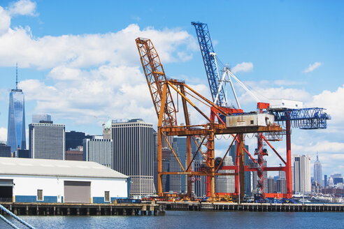 Zwei Ladekräne im Hafen und New Yorker Skyline, New York, USA - ISF12507