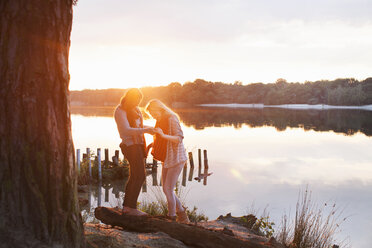 Freunde genießen den See bei Sonnenuntergang - ISF12528