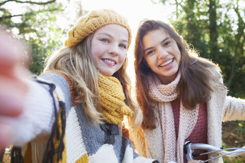 Porträt von Teenager-Mädchen, die lächelnd in die Kamera schauen, lizenzfreies Stockfoto