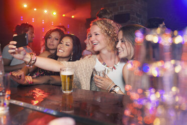 Gruppe junger Frauen, die ein Selfie im Club machen - ISF12575