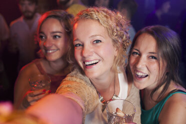 Gruppe junger Frauen, die ein Selfie im Club machen - ISF12576