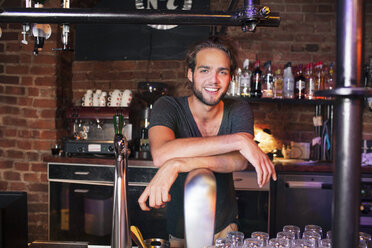 Barkeeper an der Bar in einem Club - ISF12580