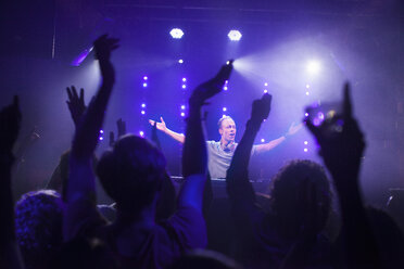 Gruppe von Freunden beobachtet DJ im Club - ISF12581