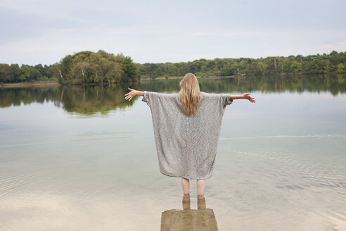 Junge Frau im See stehend - ISF12623