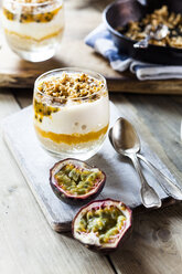 Unbaked cheesecake in a glass with passion fruit and nut brittle - SBDF03595