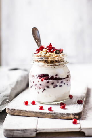 Granola-Frühstück mit Granola, Joghurt und Granatapfelkernen, lizenzfreies Stockfoto