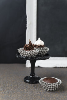 Kleine Cupcakes mit Schokoladencreme und Baiser - MYF02038