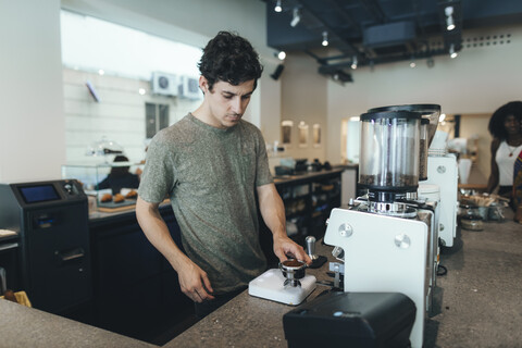 Barista bei der Zubereitung von Kaffee in einer Kaffeebar, lizenzfreies Stockfoto