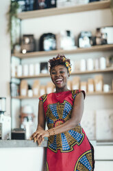 Porträt einer glücklichen Frau in einer Kaffeebar - OCAF00314