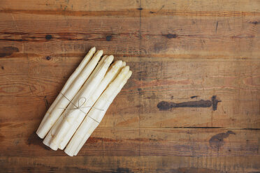 Bunch of white asparagus on wood, copy space - GWF05556