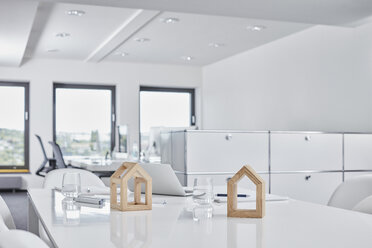 Architekturmodelle auf dem Schreibtisch im Büro - RORF01276
