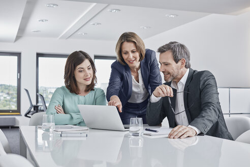 Business people having a meeting in office with laptop - RORF01333