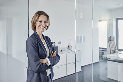 Porträt einer lächelnden Geschäftsfrau im Büro, lizenzfreies Stockfoto