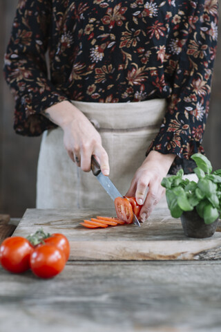 Frau bei der Zubereitung von Caprese-Salat, Teilansicht, lizenzfreies Stockfoto