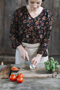 Frau bei der Zubereitung eines Caprese-Salats - ALBF00519