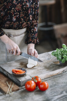 Frau bei der Zubereitung von Caprese-Salat, Teilansicht - ALBF00520