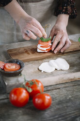 Frauenhände bei der Zubereitung von Caprese-Salat - ALBF00523